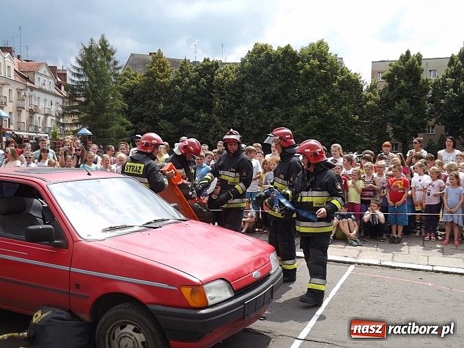 Zdjęcie w galerii na portalu naszraciborz.pl: Strażacy, policjanci i strażnicy na festynie w SP4 wiadomości z regionu