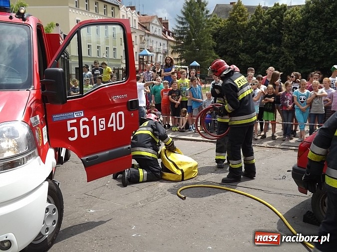 Zdjęcie w galerii na portalu naszraciborz.pl: Strażacy, policjanci i strażnicy na festynie w SP4 wiadomości z regionu