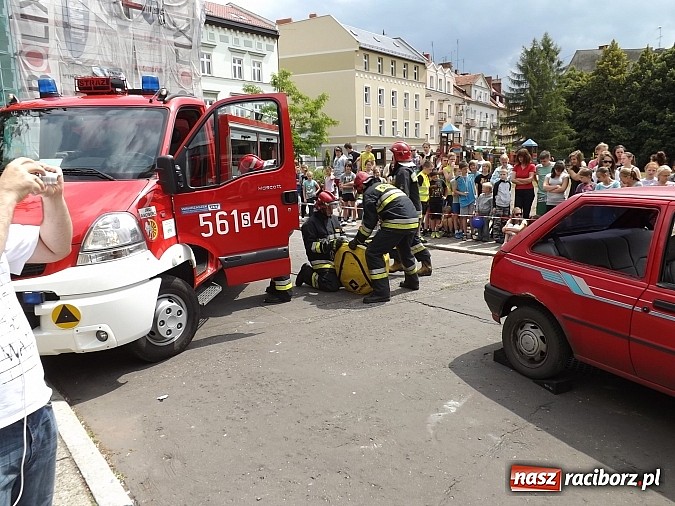 Zdjęcie w galerii na portalu naszraciborz.pl: Strażacy, policjanci i strażnicy na festynie w SP4 wiadomości z regionu