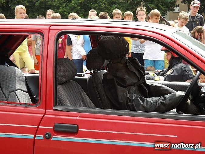 Zdjęcie w galerii na portalu naszraciborz.pl: Strażacy, policjanci i strażnicy na festynie w SP4 wiadomości z regionu