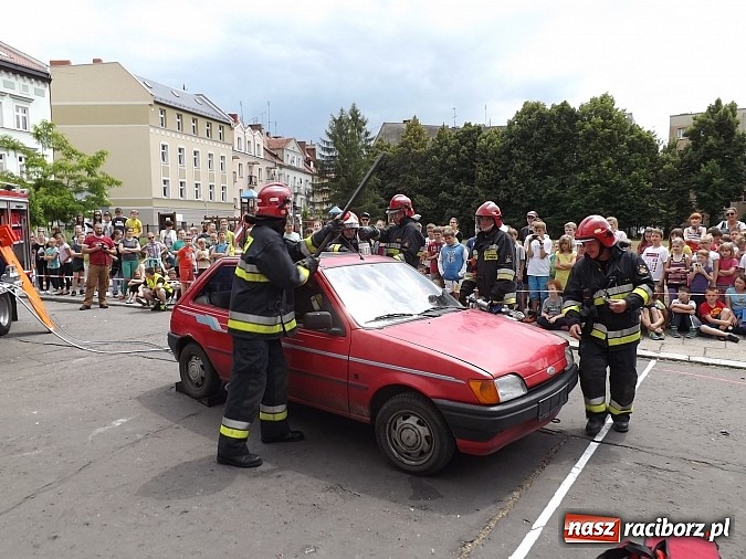 Zdjęcie w galerii na portalu naszraciborz.pl: Strażacy, policjanci i strażnicy na festynie w SP4 wiadomości z regionu