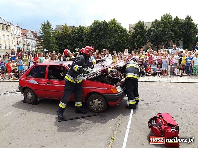 Zdjęcie w galerii na portalu naszraciborz.pl: Strażacy, policjanci i strażnicy na festynie w SP4 wiadomości z regionu