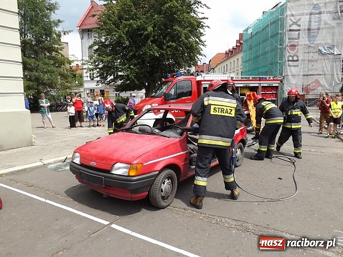 Zdjęcie w galerii na portalu naszraciborz.pl: Strażacy, policjanci i strażnicy na festynie w SP4 wiadomości z regionu