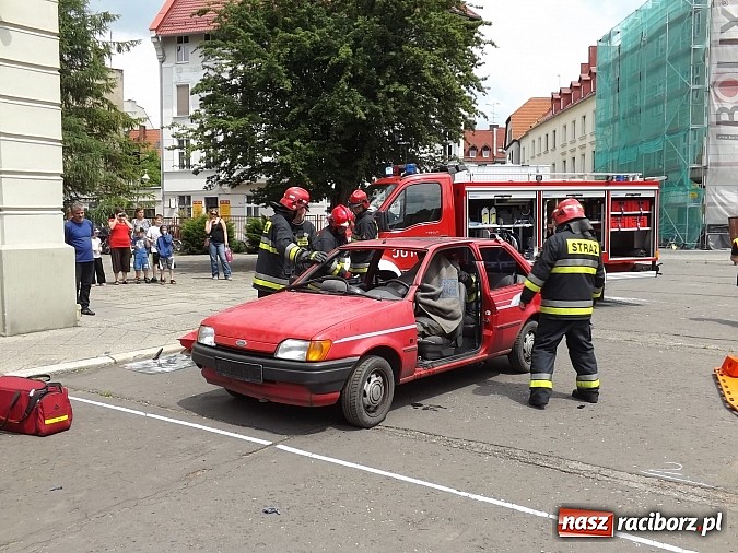 Zdjęcie w galerii na portalu naszraciborz.pl: Strażacy, policjanci i strażnicy na festynie w SP4 wiadomości z regionu