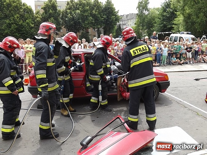 Zdjęcie w galerii na portalu naszraciborz.pl: Strażacy, policjanci i strażnicy na festynie w SP4 wiadomości z regionu