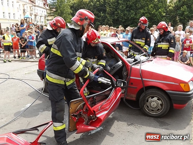Zdjęcie w galerii na portalu naszraciborz.pl: Strażacy, policjanci i strażnicy na festynie w SP4 wiadomości z regionu