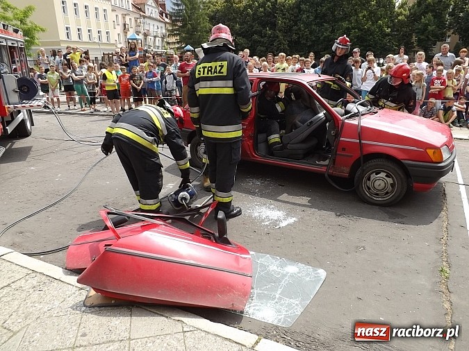 Zdjęcie w galerii na portalu naszraciborz.pl: Strażacy, policjanci i strażnicy na festynie w SP4 wiadomości z regionu