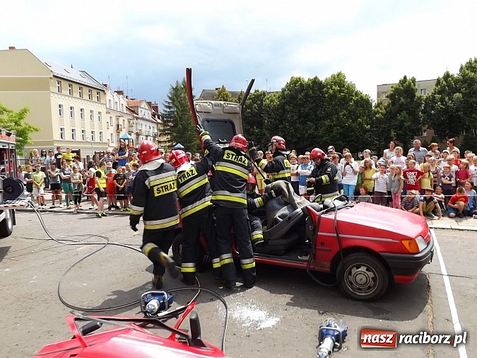 Zdjęcie w galerii na portalu naszraciborz.pl: Strażacy, policjanci i strażnicy na festynie w SP4 wiadomości z regionu