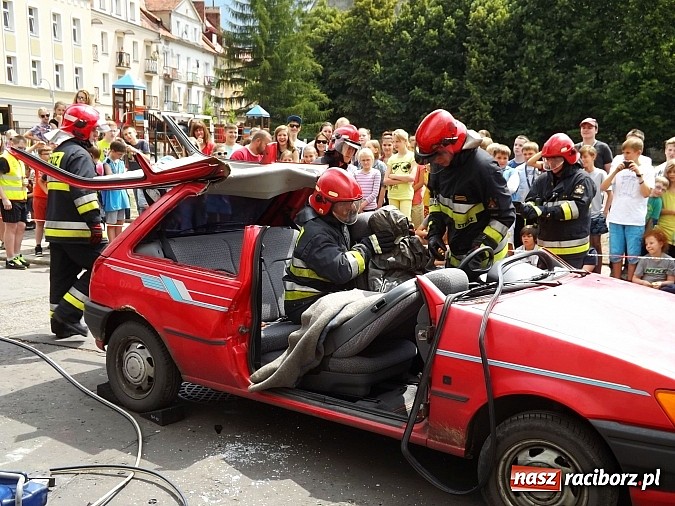 Zdjęcie w galerii na portalu naszraciborz.pl: Strażacy, policjanci i strażnicy na festynie w SP4 wiadomości z regionu