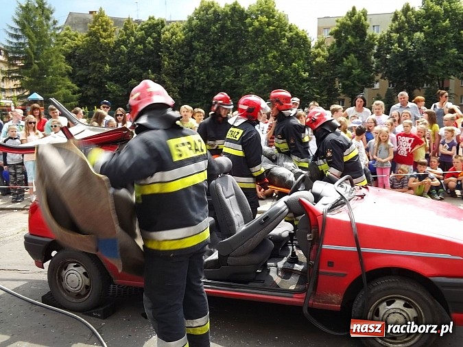 Zdjęcie w galerii na portalu naszraciborz.pl: Strażacy, policjanci i strażnicy na festynie w SP4 wiadomości z regionu