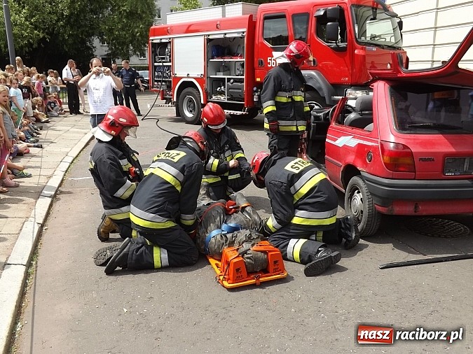 Zdjęcie w galerii na portalu naszraciborz.pl: Strażacy, policjanci i strażnicy na festynie w SP4 wiadomości z regionu