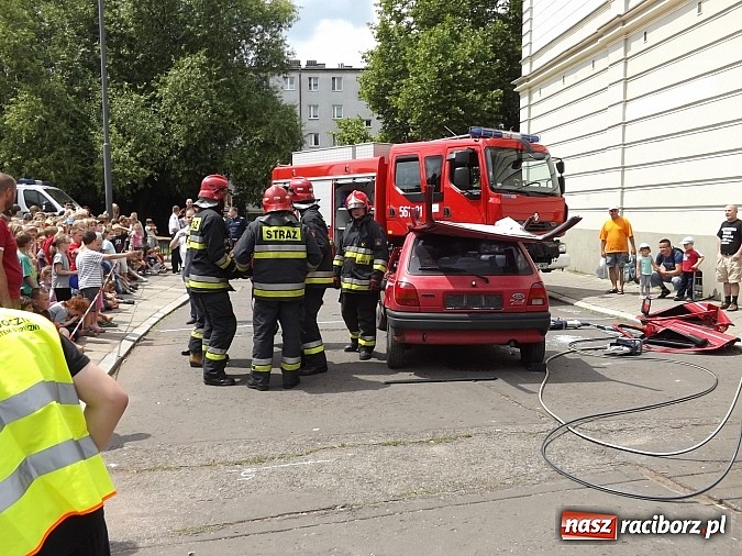 Zdjęcie w galerii na portalu naszraciborz.pl: Strażacy, policjanci i strażnicy na festynie w SP4 wiadomości z regionu