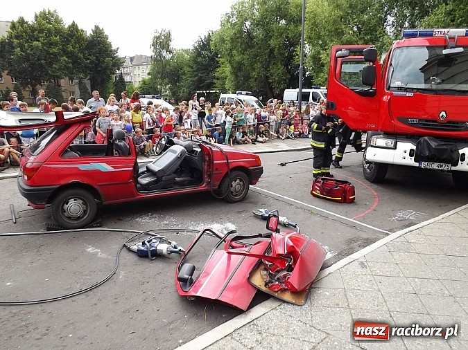 Zdjęcie w galerii na portalu naszraciborz.pl: Strażacy, policjanci i strażnicy na festynie w SP4 wiadomości z regionu