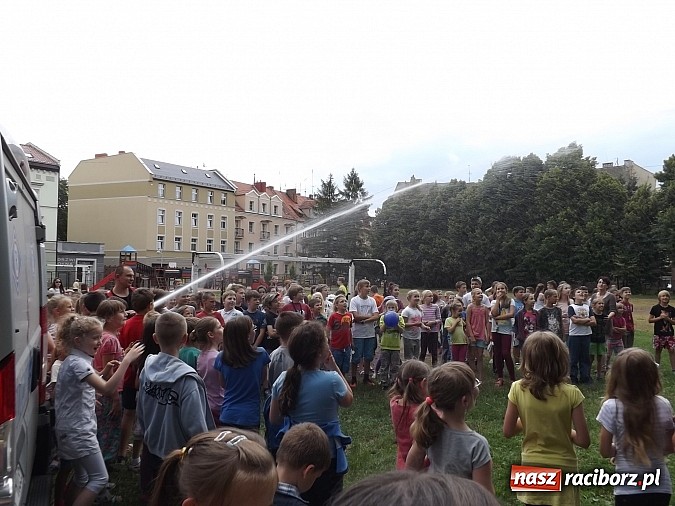 Zdjęcie w galerii na portalu naszraciborz.pl: Strażacy, policjanci i strażnicy na festynie w SP4 wiadomości z regionu