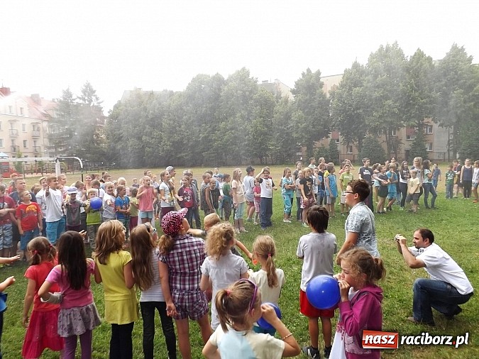 Zdjęcie w galerii na portalu naszraciborz.pl: Strażacy, policjanci i strażnicy na festynie w SP4 wiadomości z regionu