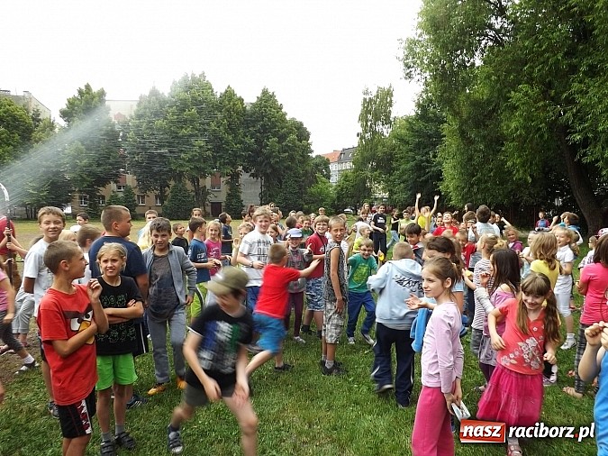 Zdjęcie w galerii na portalu naszraciborz.pl: Strażacy, policjanci i strażnicy na festynie w SP4 wiadomości z regionu
