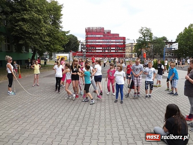 Zdjęcie w galerii na portalu naszraciborz.pl: Szkolny Dzień Sportu na wesoło w SP 13 wiadomości z regionu