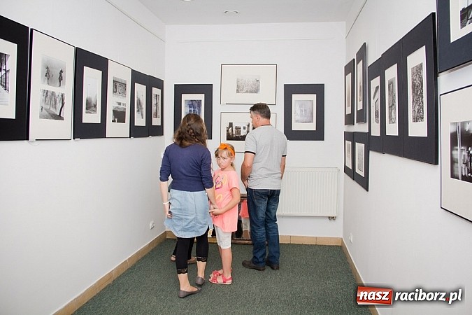 Zdjęcie w galerii na portalu naszraciborz.pl: Wernisaż prac fotograficznych w Czarnym Kocie wiadomości z regionu