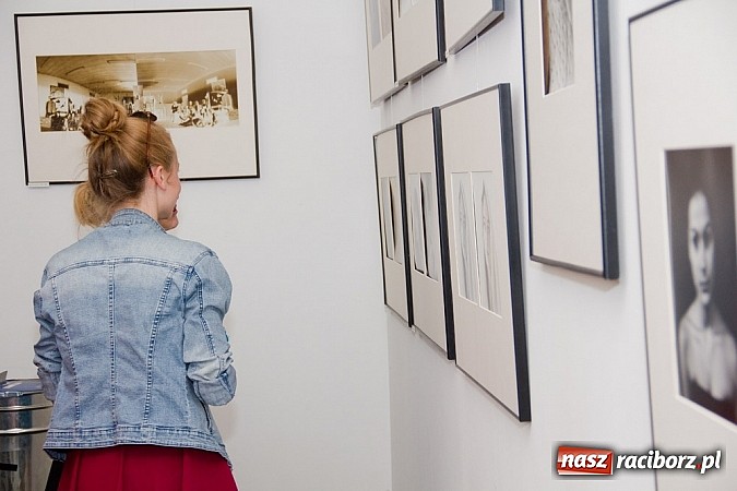 Zdjęcie w galerii na portalu naszraciborz.pl: Wernisaż prac fotograficznych w Czarnym Kocie wiadomości z regionu