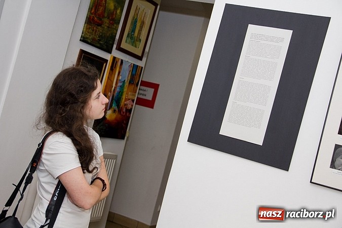 Zdjęcie w galerii na portalu naszraciborz.pl: Wernisaż prac fotograficznych w Czarnym Kocie wiadomości z regionu