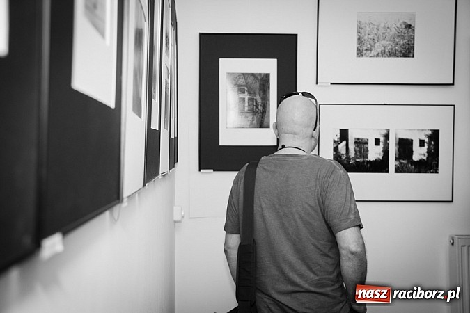 Zdjęcie w galerii na portalu naszraciborz.pl: Wernisaż prac fotograficznych w Czarnym Kocie wiadomości z regionu