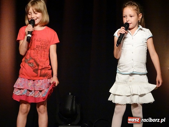 Zdjęcie w galerii na portalu naszraciborz.pl: Na Dzień Mamy i Taty przyszli do MDK wiadomości z regionu