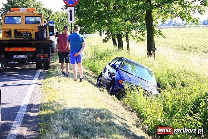 Zdjęcie w galerii na portalu naszraciborz.pl: VW polo w rowie na Gliwickiej. Jedna osoba została przewieziona do szpitala wiadomości z regionu