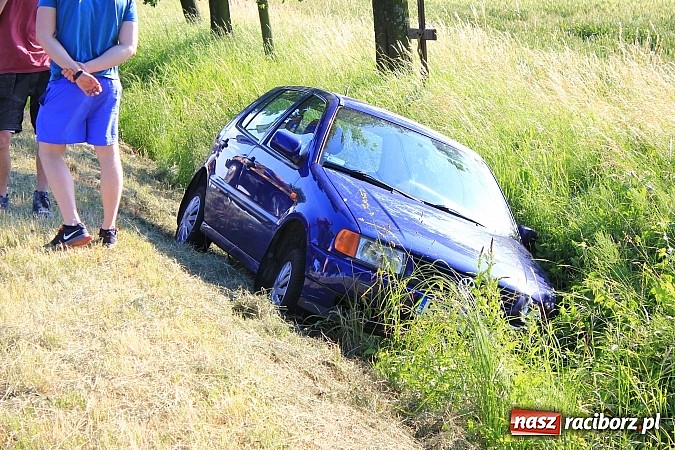 Zdjęcie w galerii na portalu naszraciborz.pl: VW polo w rowie na Gliwickiej. Jedna osoba została przewieziona do szpitala wiadomości z regionu