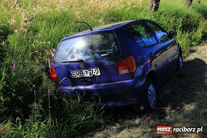 Zdjęcie w galerii na portalu naszraciborz.pl: VW polo w rowie na Gliwickiej. Jedna osoba została przewieziona do szpitala wiadomości z regionu