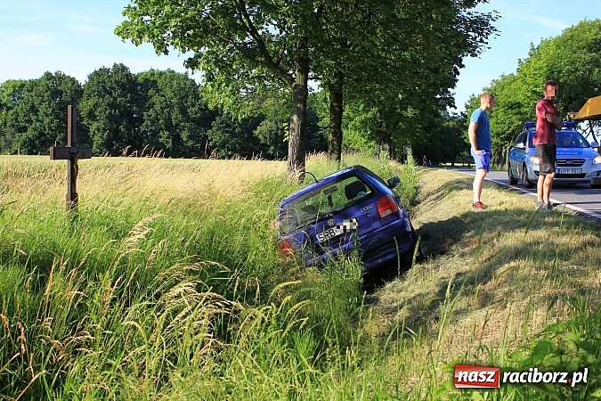 Zdjęcie w galerii na portalu naszraciborz.pl: VW polo w rowie na Gliwickiej. Jedna osoba została przewieziona do szpitala wiadomości z regionu