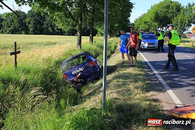 Zdjęcie w galerii na portalu naszraciborz.pl: VW polo w rowie na Gliwickiej. Jedna osoba została przewieziona do szpitala wiadomości z regionu