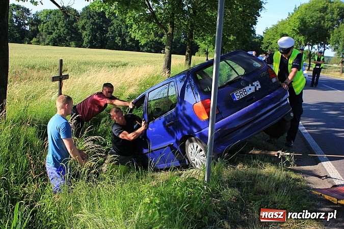 Zdjęcie w galerii na portalu naszraciborz.pl: VW polo w rowie na Gliwickiej. Jedna osoba została przewieziona do szpitala wiadomości z regionu