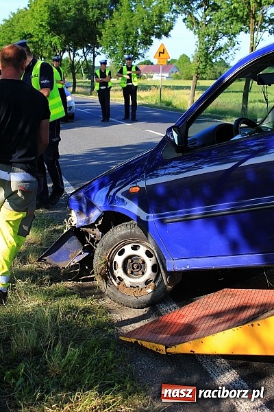 Zdjęcie w galerii na portalu naszraciborz.pl: VW polo w rowie na Gliwickiej. Jedna osoba została przewieziona do szpitala wiadomości z regionu