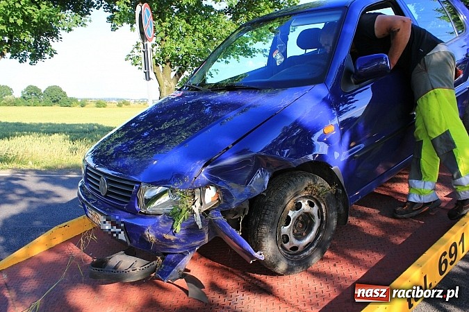 Zdjęcie w galerii na portalu naszraciborz.pl: VW polo w rowie na Gliwickiej. Jedna osoba została przewieziona do szpitala wiadomości z regionu