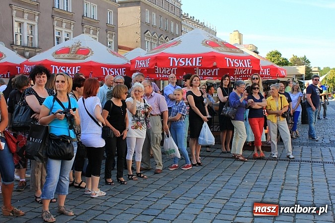 Zdjęcie w galerii na portalu naszraciborz.pl: Gimnazjum nr 2: Poloneza czas zacząć! wiadomości z regionu