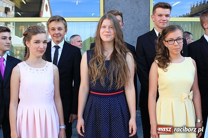 Zdjęcie w galerii na portalu naszraciborz.pl: Gimnazjum nr 2: Poloneza czas zacząć! wiadomości z regionu