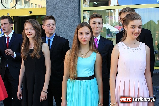 Zdjęcie w galerii na portalu naszraciborz.pl: Gimnazjum nr 2: Poloneza czas zacząć! wiadomości z regionu