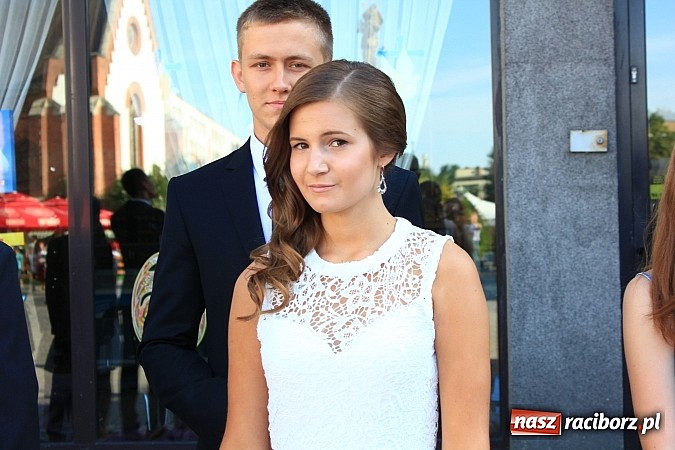 Zdjęcie w galerii na portalu naszraciborz.pl: Gimnazjum nr 2: Poloneza czas zacząć! wiadomości z regionu