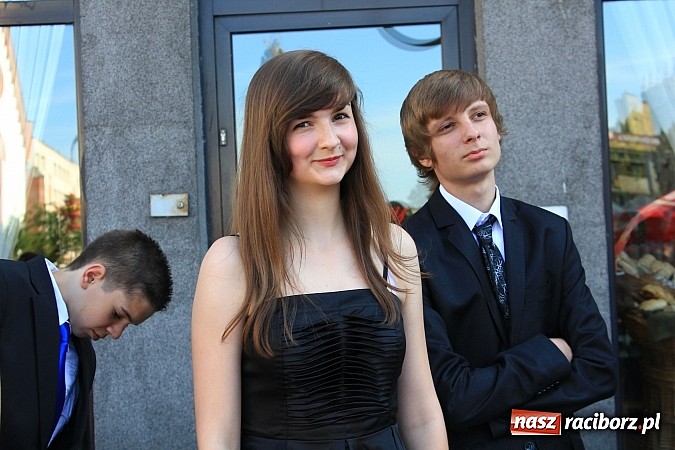 Zdjęcie w galerii na portalu naszraciborz.pl: Gimnazjum nr 2: Poloneza czas zacząć! wiadomości z regionu
