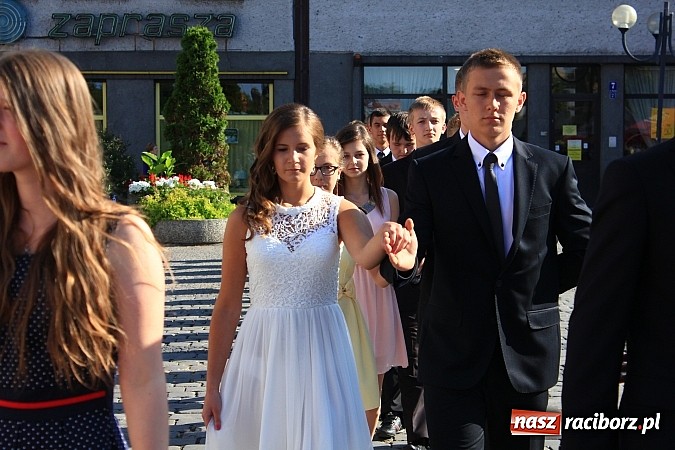 Zdjęcie w galerii na portalu naszraciborz.pl: Gimnazjum nr 2: Poloneza czas zacząć! wiadomości z regionu