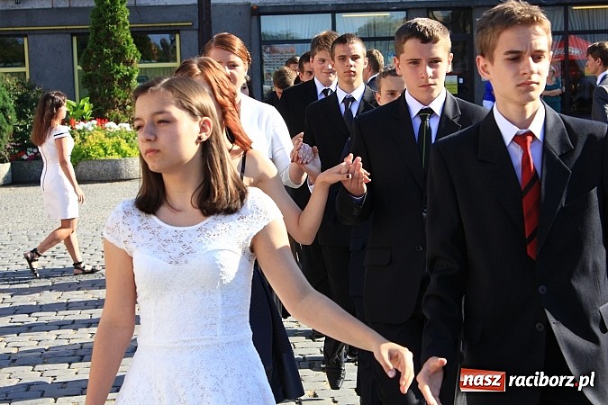 Zdjęcie w galerii na portalu naszraciborz.pl: Gimnazjum nr 2: Poloneza czas zacząć! wiadomości z regionu