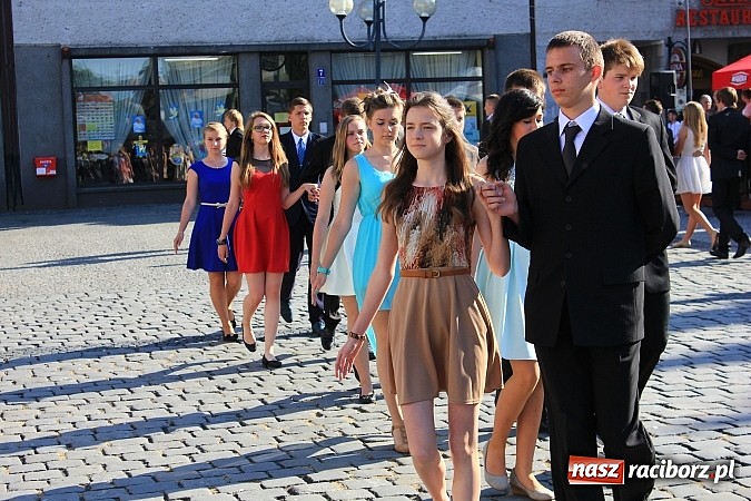 Zdjęcie w galerii na portalu naszraciborz.pl: Gimnazjum nr 2: Poloneza czas zacząć! wiadomości z regionu