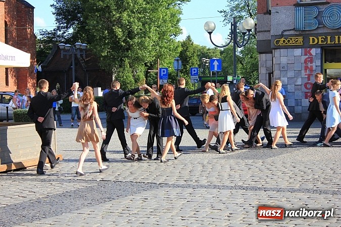 Zdjęcie w galerii na portalu naszraciborz.pl: Gimnazjum nr 2: Poloneza czas zacząć! wiadomości z regionu