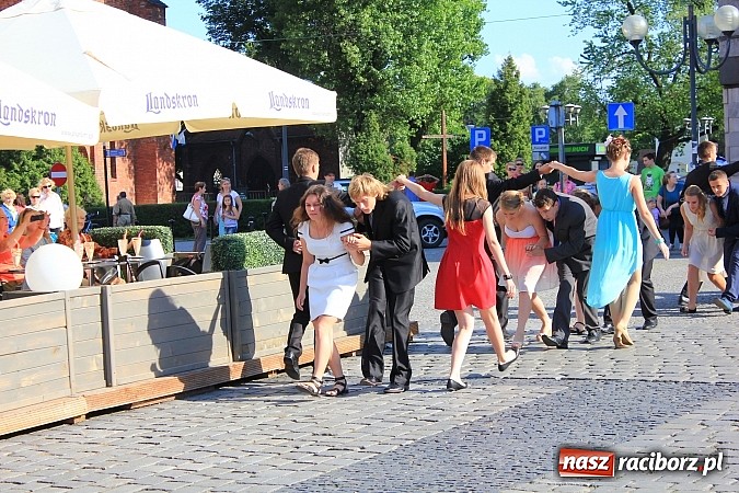 Zdjęcie w galerii na portalu naszraciborz.pl: Gimnazjum nr 2: Poloneza czas zacząć! wiadomości z regionu