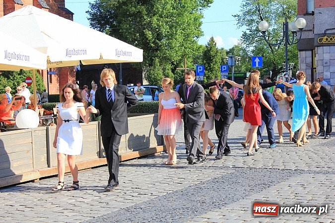 Zdjęcie w galerii na portalu naszraciborz.pl: Gimnazjum nr 2: Poloneza czas zacząć! wiadomości z regionu