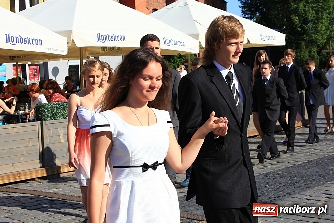 Zdjęcie w galerii na portalu naszraciborz.pl: Gimnazjum nr 2: Poloneza czas zacząć! wiadomości z regionu