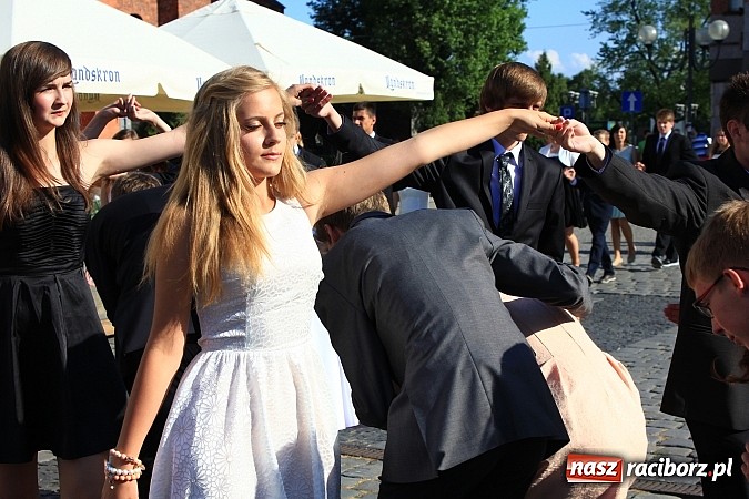 Zdjęcie w galerii na portalu naszraciborz.pl: Gimnazjum nr 2: Poloneza czas zacząć! wiadomości z regionu