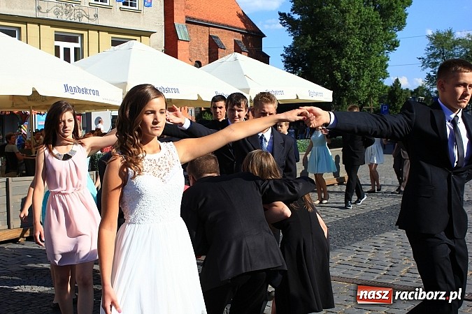 Zdjęcie w galerii na portalu naszraciborz.pl: Gimnazjum nr 2: Poloneza czas zacząć! wiadomości z regionu