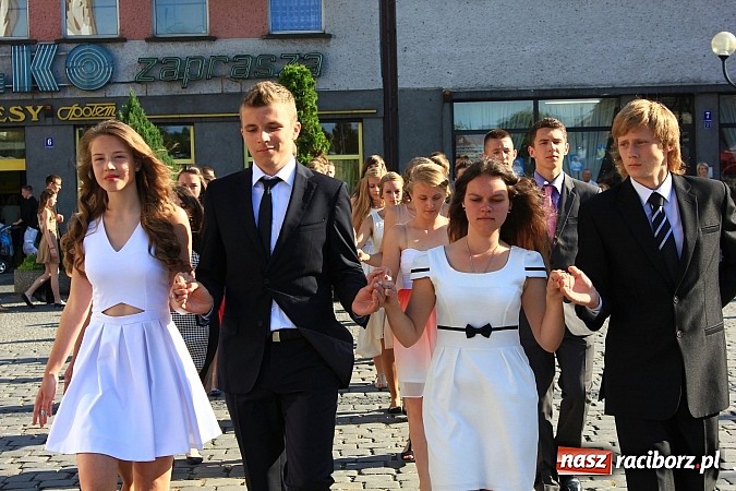 Zdjęcie w galerii na portalu naszraciborz.pl: Gimnazjum nr 2: Poloneza czas zacząć! wiadomości z regionu