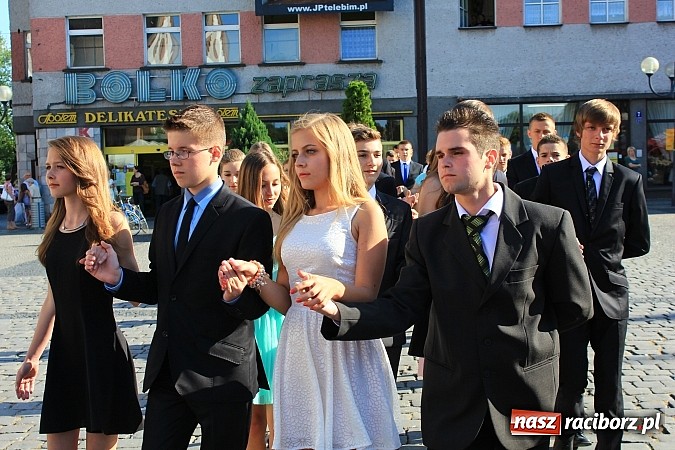 Zdjęcie w galerii na portalu naszraciborz.pl: Gimnazjum nr 2: Poloneza czas zacząć! wiadomości z regionu